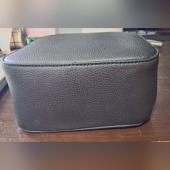 Tommy Hilfiger Camera/Crossbody Bag. - Picture 7 of 9